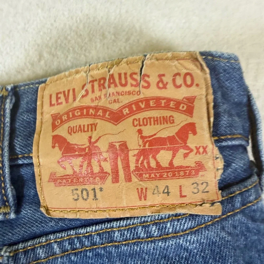 Levis 501 Original Fit Mens Blue Denim Jeans Straight Leg W44 L32 Button Fly